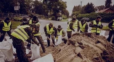 Żołnierze pomagają na zagrożonych terenach. Szef MON podał liczby