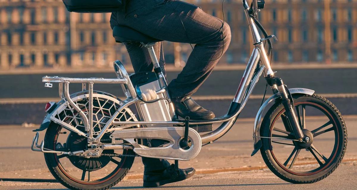 Elektryczne pojazdy kurierów - plaga na chodnikach i ścieżkach rowerowych