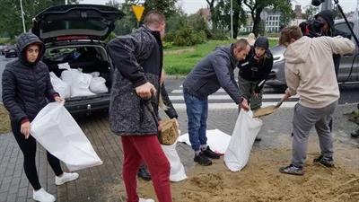 Wielka mobilizacja w Nysie. Ludzie przyszli umacniać wał