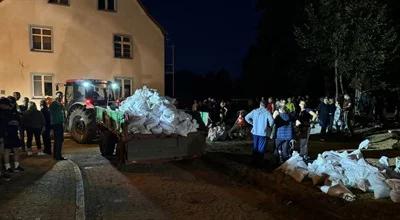 Walka z czasem. Fala ma ponad 9 metrów, mieszkańcy nocą umacniają wały [ZAPIS RELACJI] 